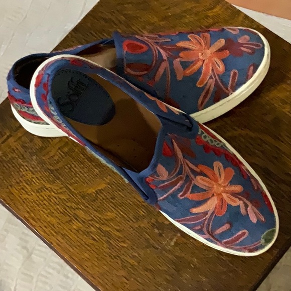 Sofft denim embroidered shoe, size 7.5 - Picture 2 of 9